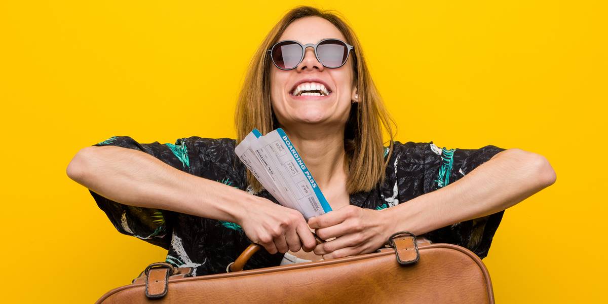 devojka drzi avionsku kartu